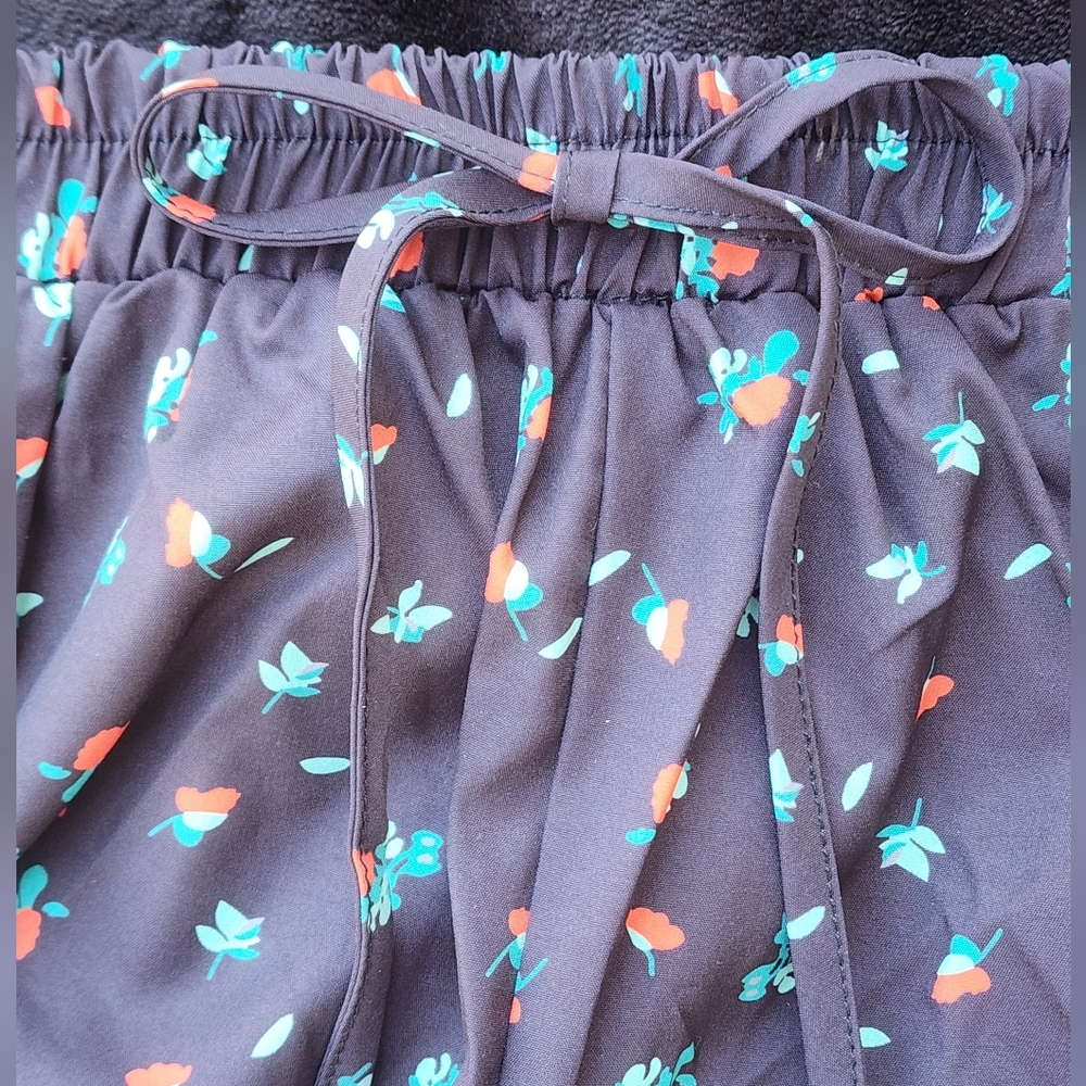 Adorable ROMWE Ruffled Edge Shorts With Roses Size M - Picture 2 of 7